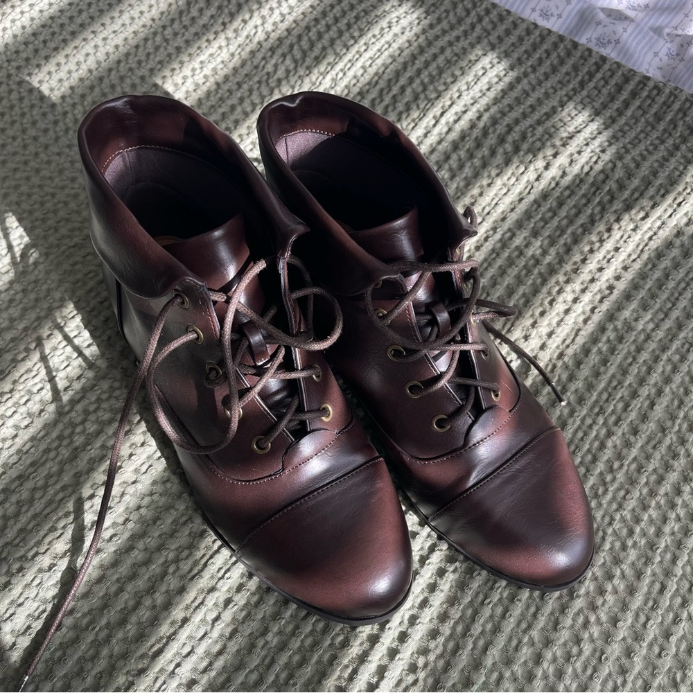 Elegant Brown Women's Lace-Up Boots
